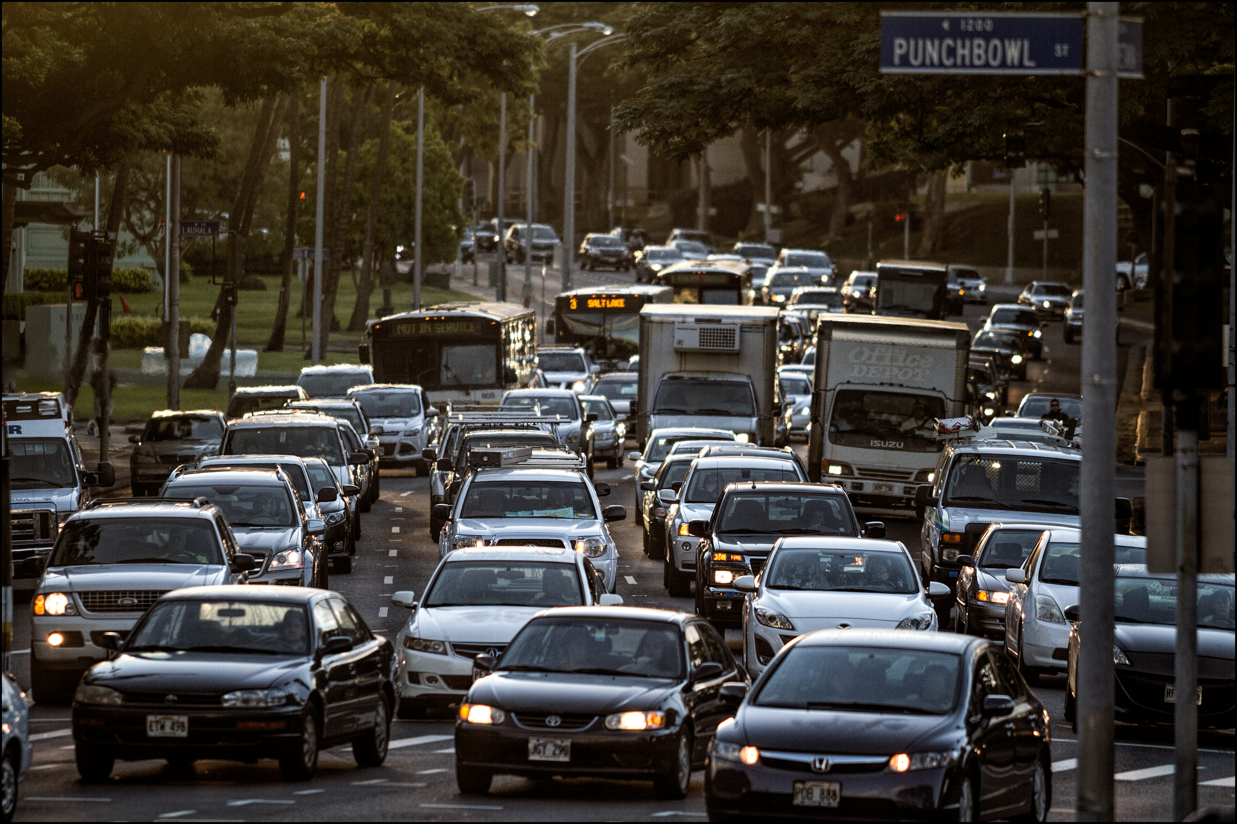 Morning traffic on South Beretania at the Punchbowl St. intersection. 1.9.14 ©PF Bentley/Civil Beat