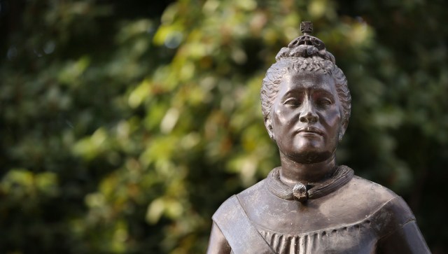 Bronze statue of Queen Lili'uokalani stands on the makai side of the State Capitol. Honolulu, Hawaii. 19 nov. 2014. photo Cory Lum.