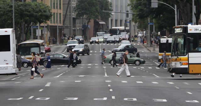 Pedestrians cross along King Street in downtown Honolulu. 29 jan 2015. photograph Cory Lum/Civil Beat