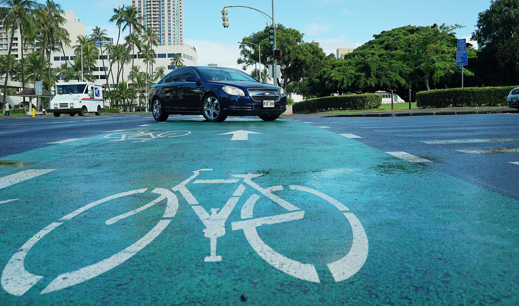 Cars make left hand turn onto Victoria Street  and South King Street intersection. 23 june 2015. photograph Cory Lum/Civil Beat