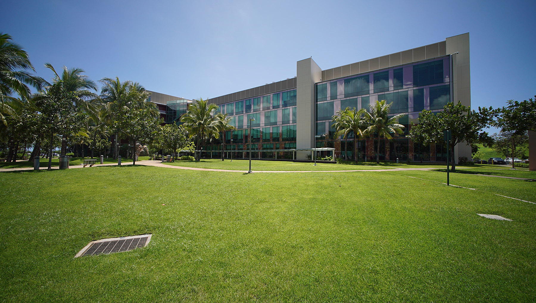 University of Hawaii Cancer Center. Kakaako. 8 sept 2015. photograph Cory Lum/Civil Beat