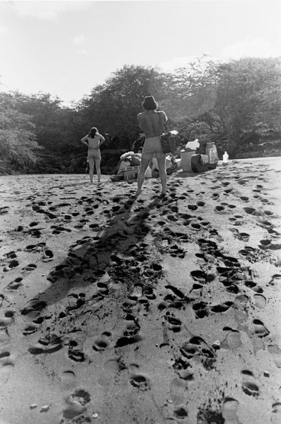 A small group of Hawaiian activists made it to Kahoolawe despite efforts by authorities to prevent their landing. The Kahoolawe Nine arrived on the beach with equipment,  food and water  for several days.