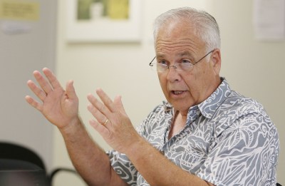 Ethics Commission Chuck Totto gesture1. 20 april 2016.