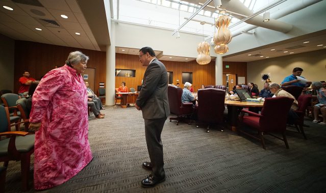 OHA ex Trustee Apoliona Speaks to Trustee Kealii Akina, telling him to “do the right thing.” Before OHA board lost quorum after a handful of trustees walked out of the meeting. 12 jan 2017