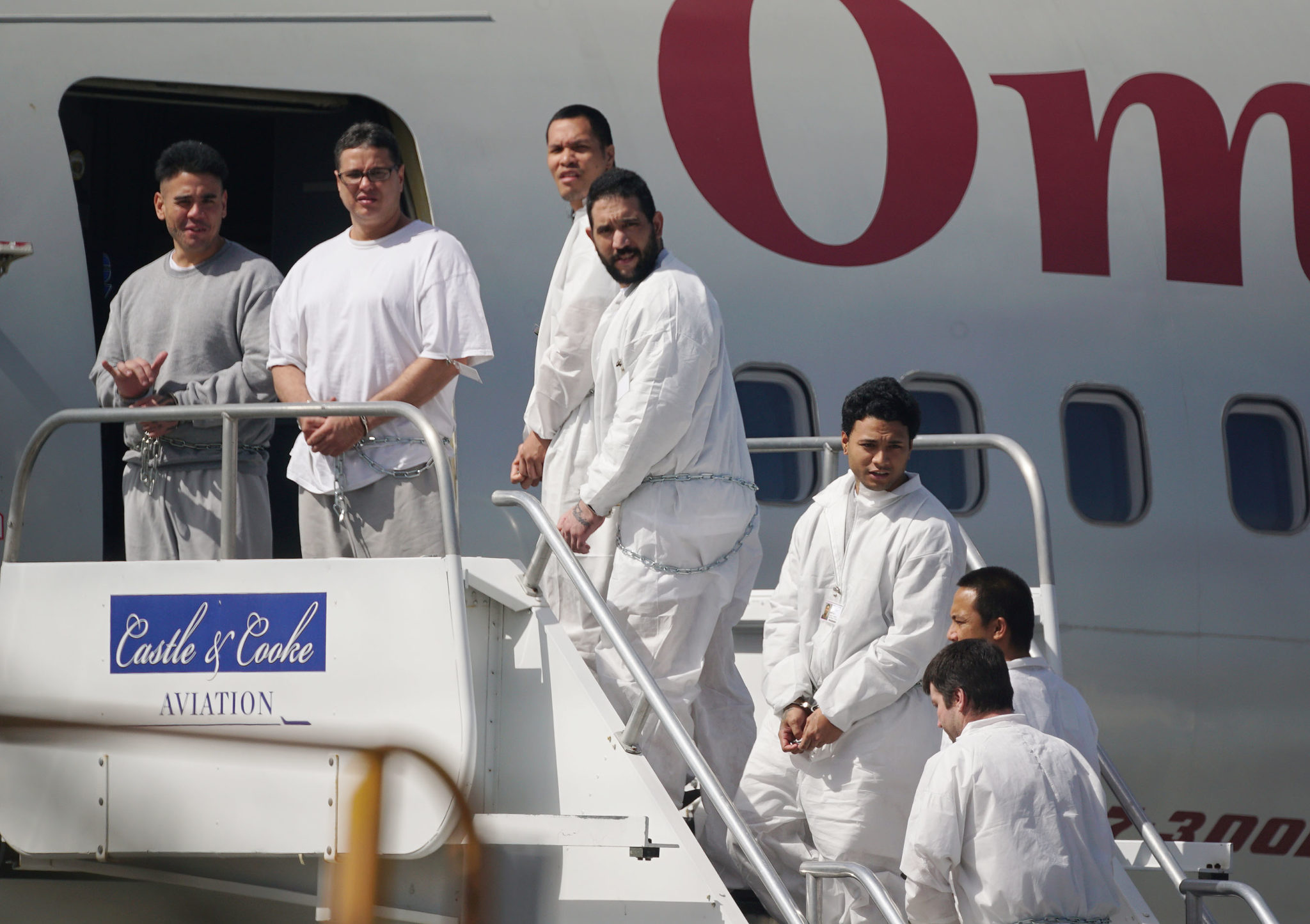 Hawaii Prisoners Halawa Prison board Omni Air charter Honolulu Airport. 2 feb 2017