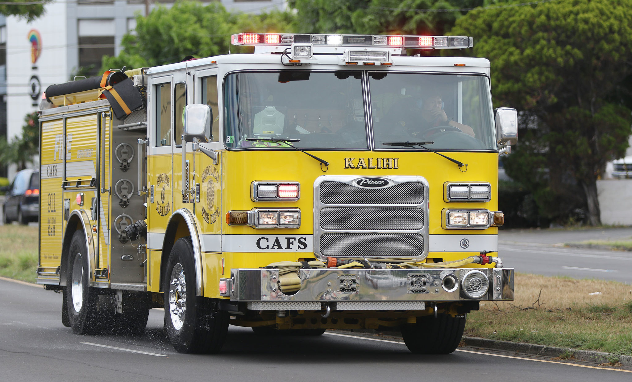 HFD Honolulu Fire Dept Engine 6 from Kalihi rolls on Waikamilo to a call.