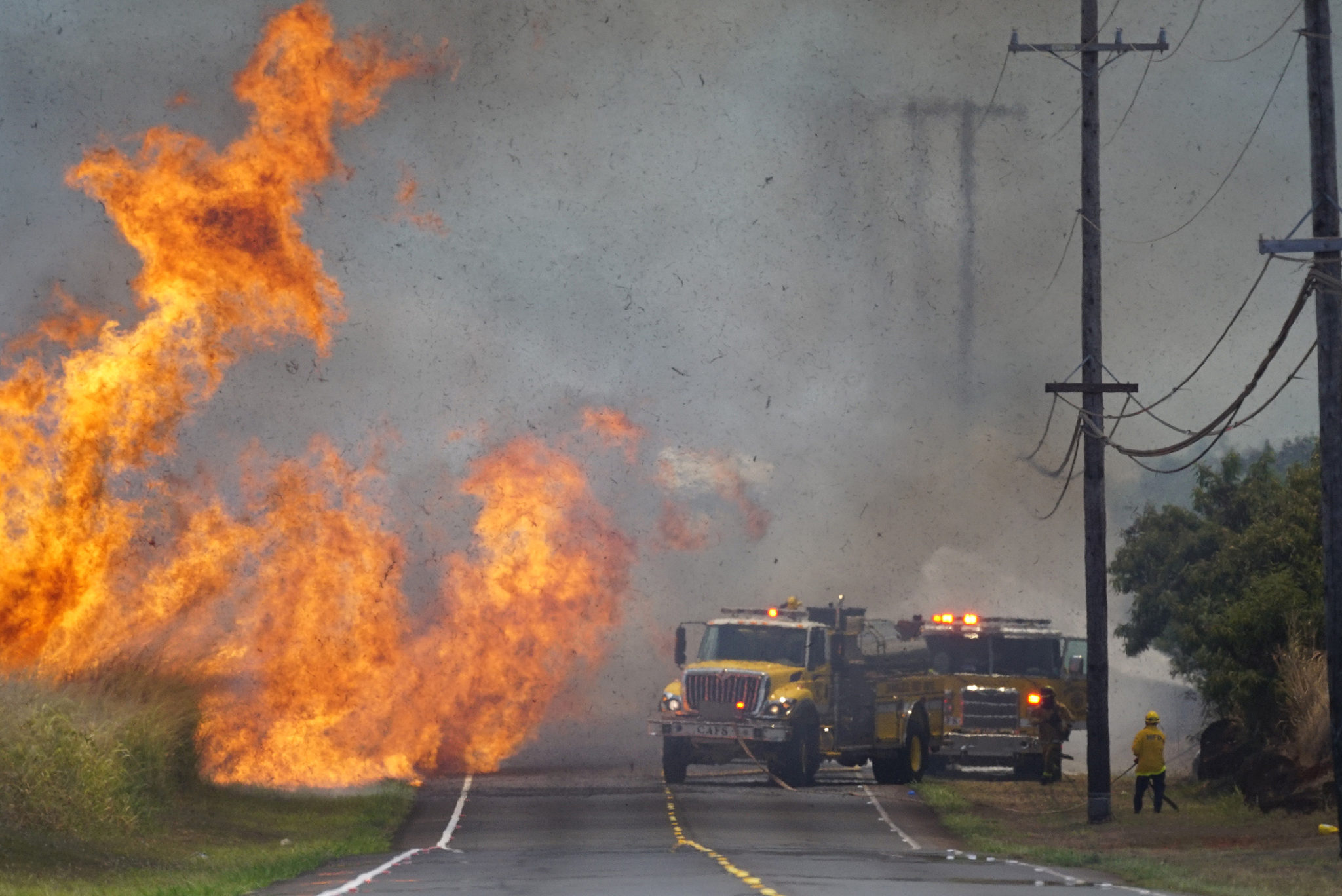 Honolulu Fire Department firefighers battle brush fire along Kunia Road.