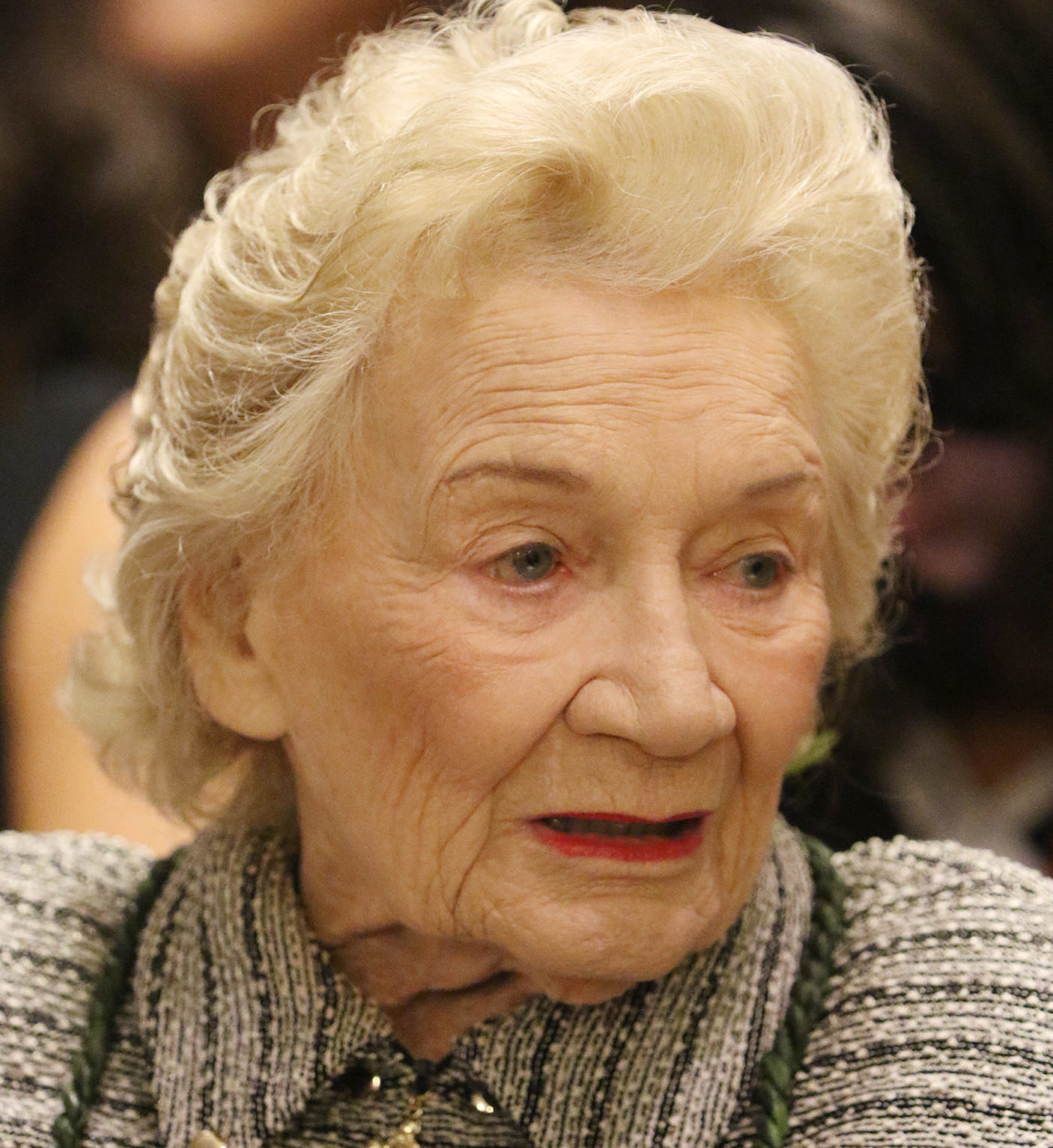 Abigail Kawananakoa talks story with Governor George Ariyoshi. 27 Aug 2015