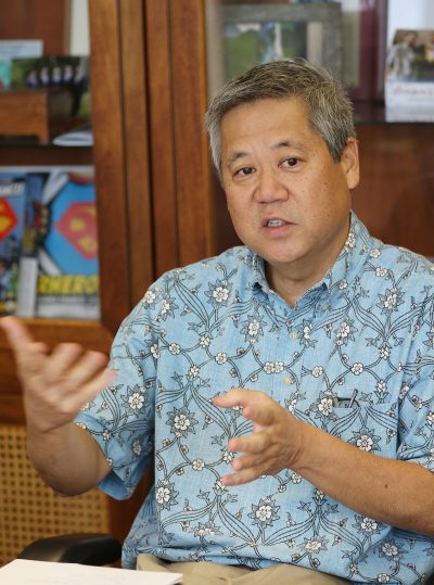Speaker Scott Saiki gestures while speaking at Civil Beat’s editorial meeting held in Speaker’s office.