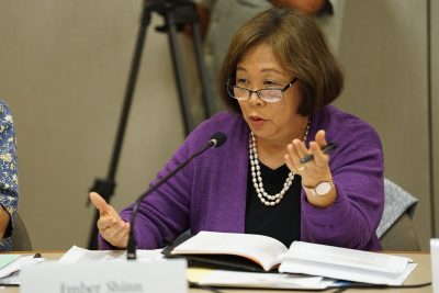 HART Board Member Ember Shinn questions the Mayor at Kapolei Hale.