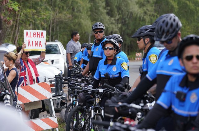 Sherwood forest supporters hold sign fronting HPD bike cops after some supporters were arrested for allegedly blocking construction equipment.