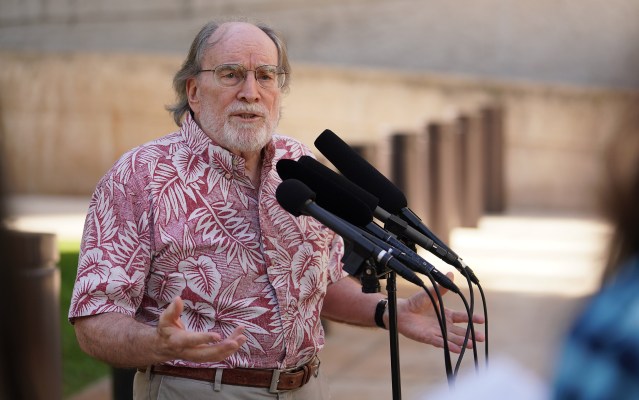 Governor Neil Abercrombie calls for Rep Tulsi Gabbard to resign during press conference held at the Federal Building.