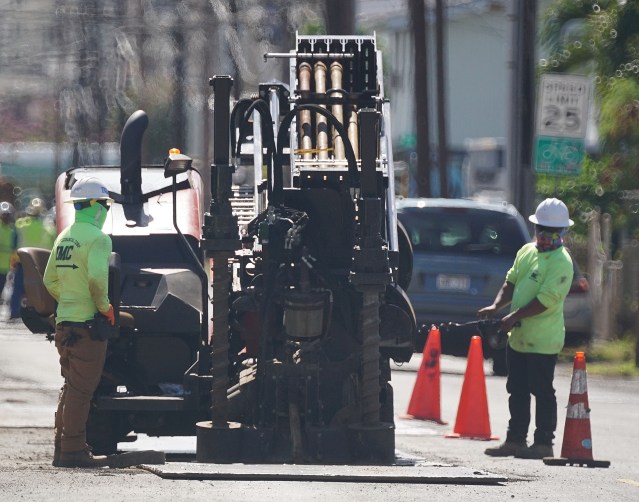 Construction workers use some type of masks along Young Street during construction. Note to Stewart, very difficult to find workers wearing masks. I saw a worker last week at Ala Moana sanding with no mask. In a cloud of dust. Guessing masks are difficult to get now.
