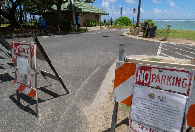 A sign explaining COVID closures at a Ka'a'awa Beach Park blocks cars from access on Thursday, August 13, 2020. (Ronen Zilberman photo Civil Beat)