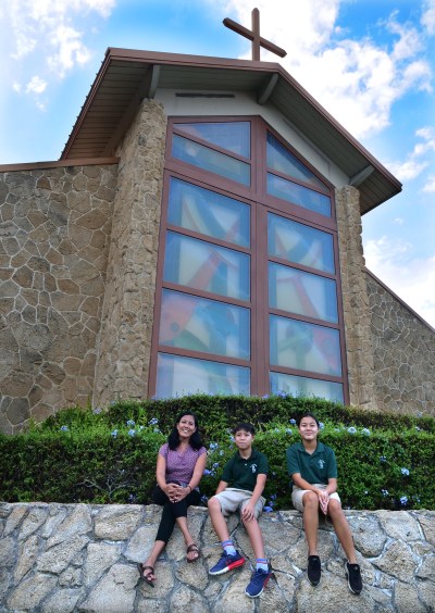 Dr. Mary Valenzuela sits with her son Kainoa (center) a 5th grader and daughter Erin (right) a 7th grader both at the St. John Vianney School on Wednesday, October 7, 2020. (Ronen Zilberman photo Civil Beat)