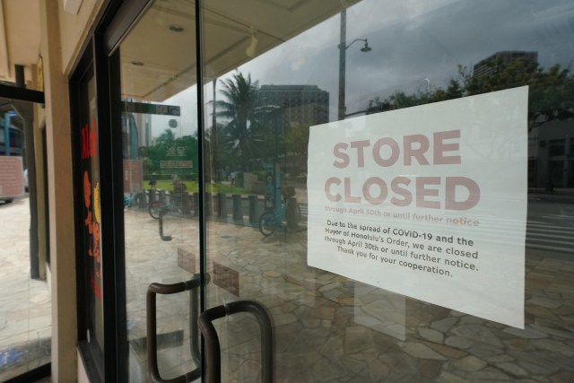 2131 Kalakaua Avenue closed retail space due to COVID-19 pandemic.