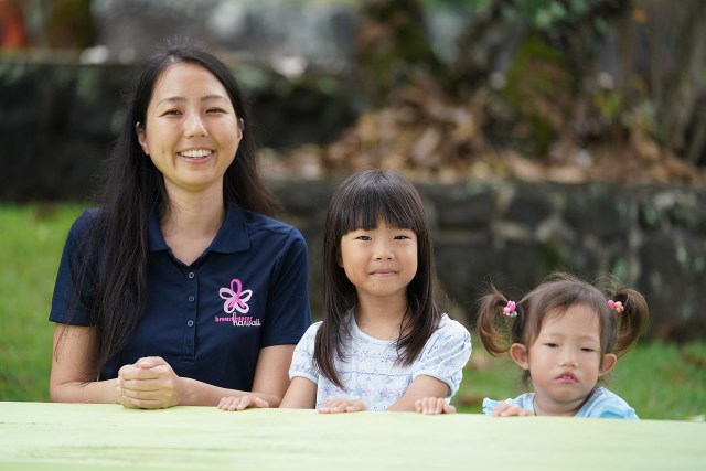 Joanne Hayashi sits with her nieces at her Kaneohe residence.