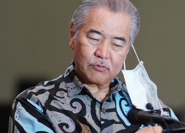 Governor David struggles with removing his mask during press conference held at August 19, 2020. The press conference announced 50 COVID-19 contact tracers coming online at the Hawaii Convention Center. August 19, 2020