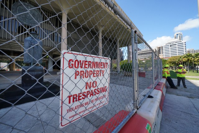 Capitol near the Father Damien statue on the mauka side, ‘Government Property No Trespassing’ signs. January 14, 2021.