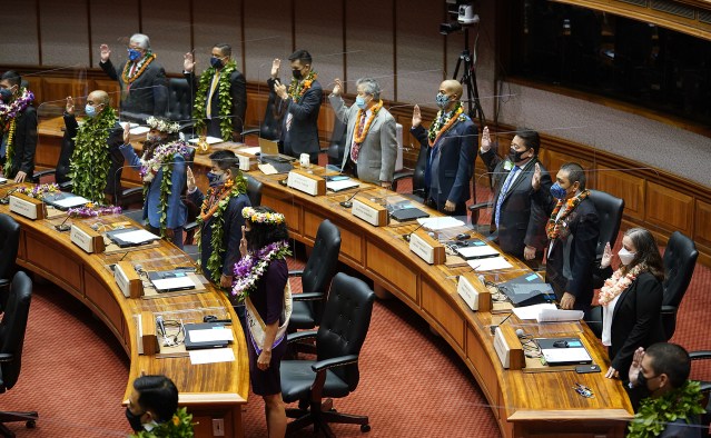 House members take their oath of office on opening day of teh 2021 legislature.