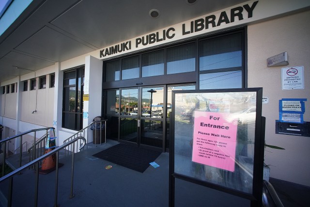 Kaimuki Library sign outlining protocols for entrance. The sign says Covid-19 vaccine or test before entering. The library was closed when I stopped by.