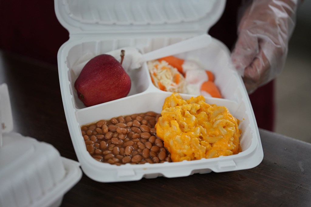 Waimea Middle School's lunch consisting of mac and cheese, an apple, beans and  vegetables.