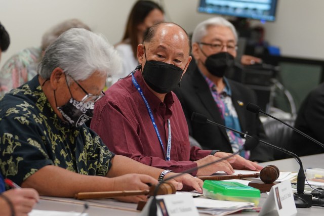 Center, Senator Brian Taniguchi and Representative Richard Onishi count the votes during the minimum wage conference committee vote.