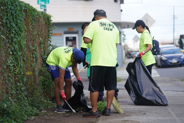 SHOPO hosts Kalihi neighborhood cleanup as supporters clean along Kalihi Street.
