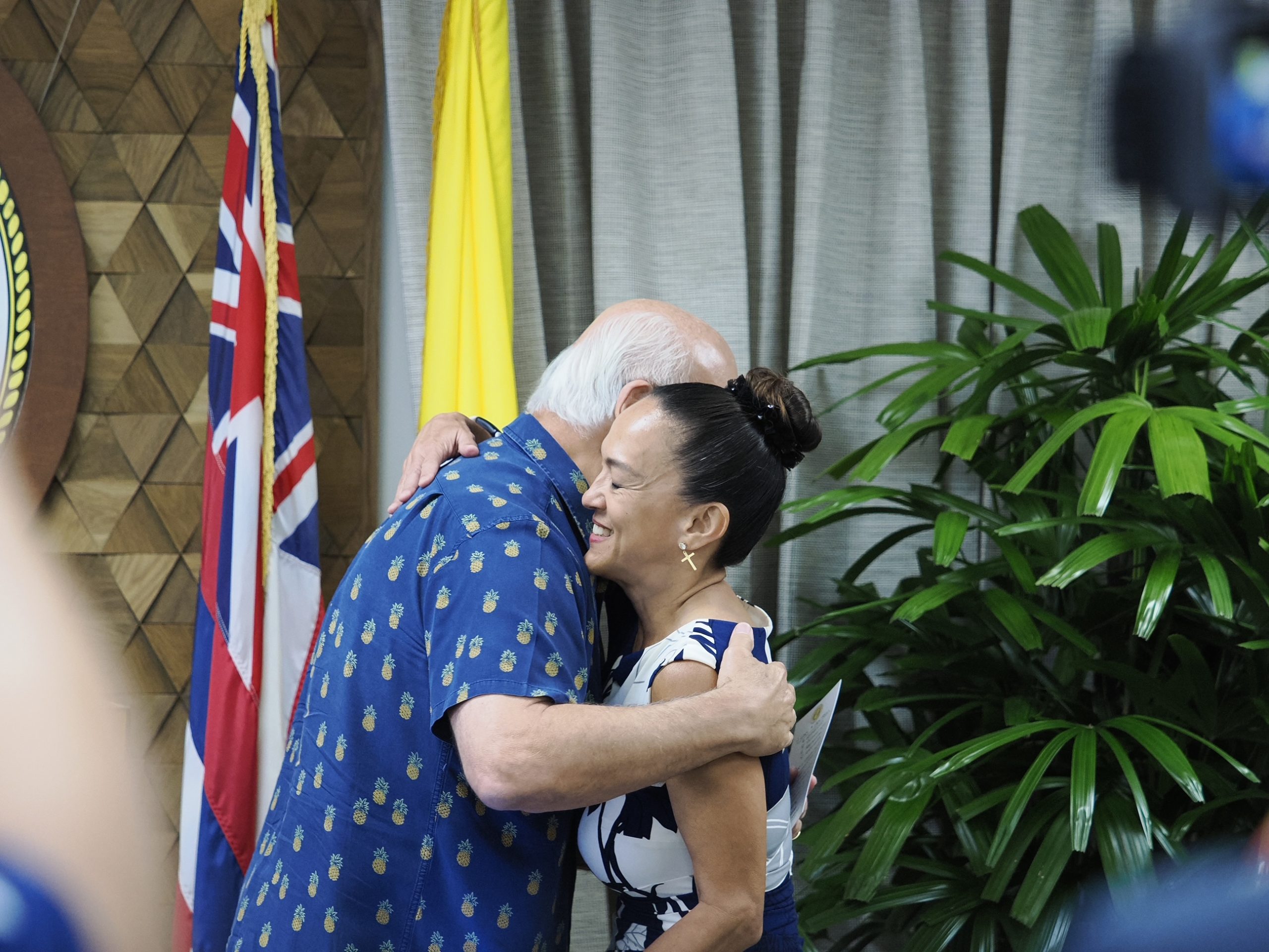 Mayor Rick Blangiardi hugs HART CEO Lori Kahikina