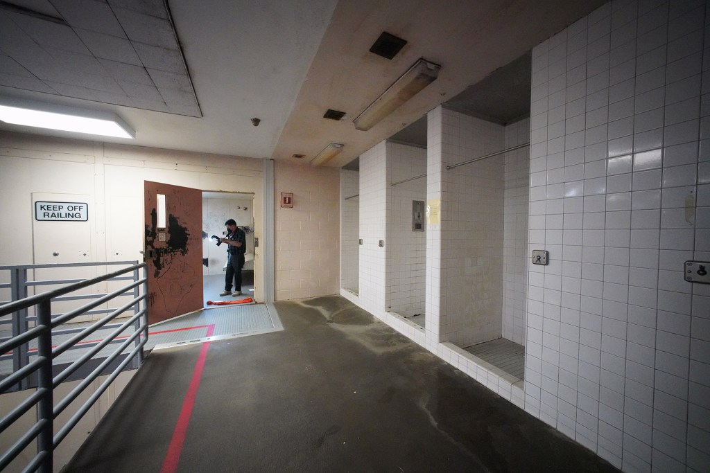 2nd floor of the Komohana area located at the Hawaii Community Correctional Center in Hilo.  Showers on the second floor were broken.