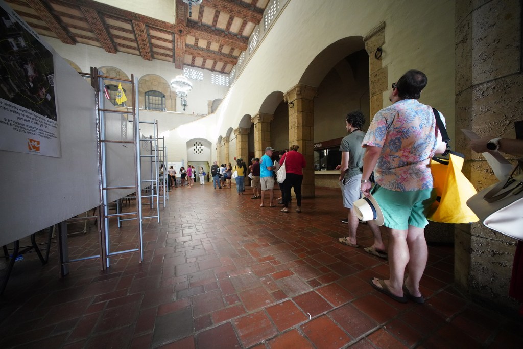 Voters line up for midterm 2022 elections at Honolulu Hale.