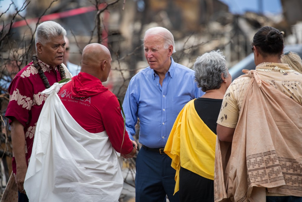 Archie Kalepa greets President Biden near Front Street in Lahaina, Monday. (Nathan Eagle/Civil Beat/2023)