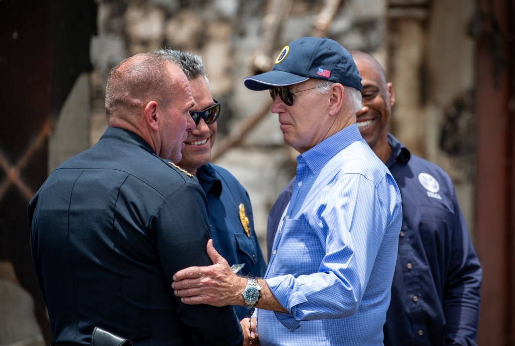 President Biden greets Maui Police Chief John Pelletier (Nathan Eagle/Civil Beat/2023)