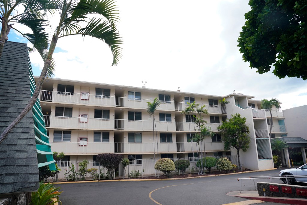 Makaha Surfside condo building is photographed Monday, Oct. 9, 2023, in Waianae. (Kevin Fujii/Civil Beat/2023)