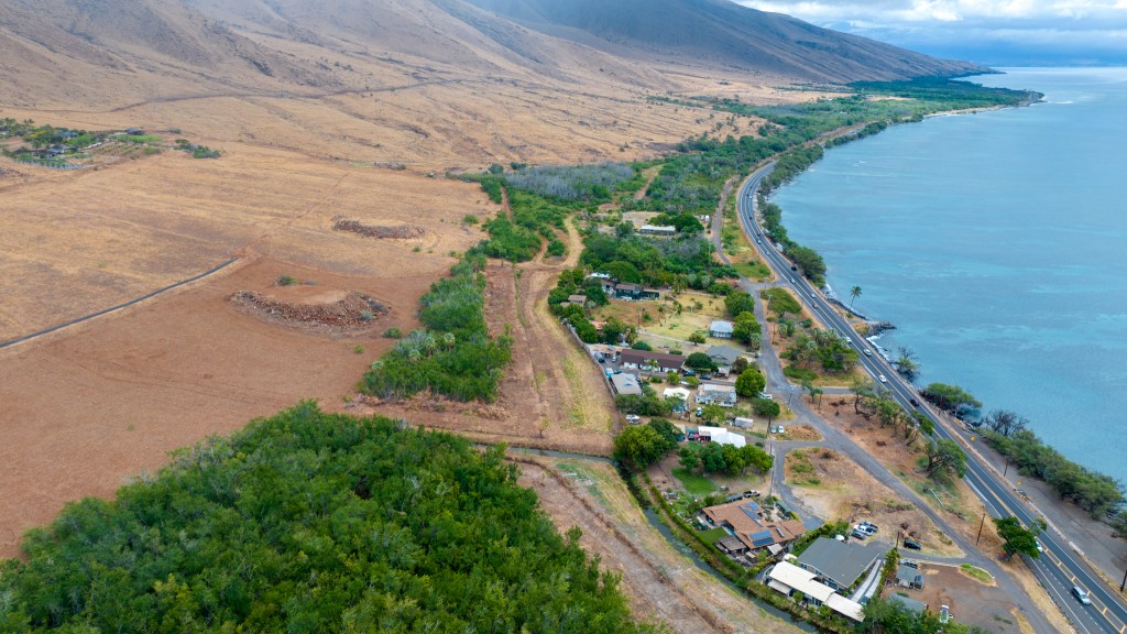 Honoapiilani Highway runs by Olowalu in West Maui. (Nathan Eagle/Civil Beat/2023)