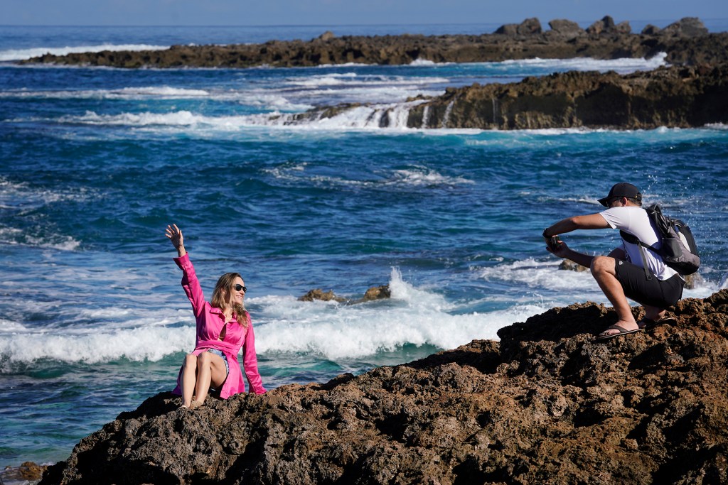 Tourists and snorkelers enjoy Sharks Cove Thursday, Nov. 2, 2023, in Haleiwa. A new housing development at the already crowded beach and snorkeling spot on the North Shore would create more crowds if the homes are used as short-term rentals for tourists. (Kevin Fujii/Civil Beat/2023)