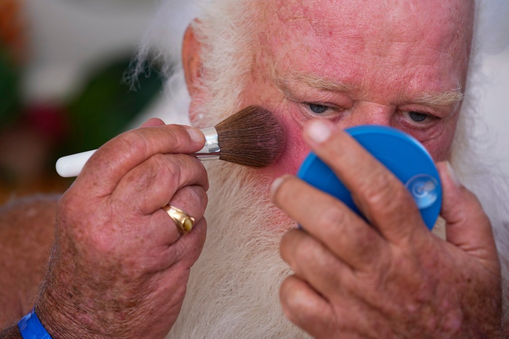 Ron Proctor has the starring role on the Alii Nui Sunset Sail Santa Cruise out of Maalaea Harbor. This is