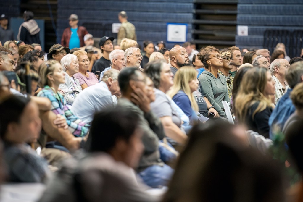 A few hundred people attended a community meeting Dec. 19, 2023, at the Lahaina Civic Center. (Nathan Eagle/Civil Beat/2023)
