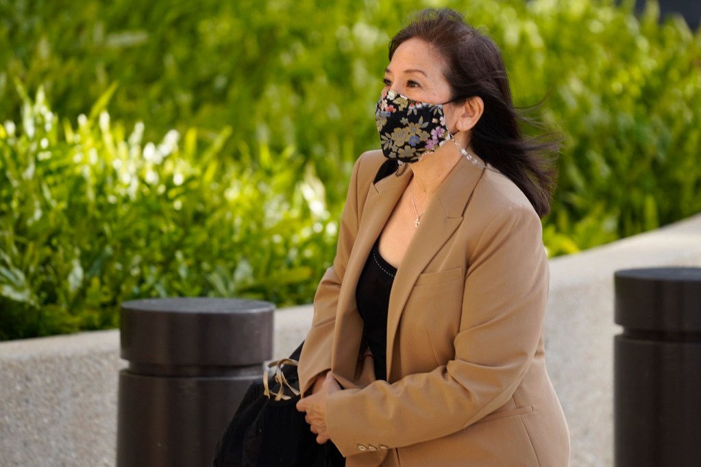 Laurel Mau enters the Prince Jonah Kūhiō Kalanianaʻole Federal Building and United States Courthouse for the Kaneshiro corruption trial Thursday, April 4, 2024, in Honolulu. (Kevin Fujii/Civil Beat/2024)