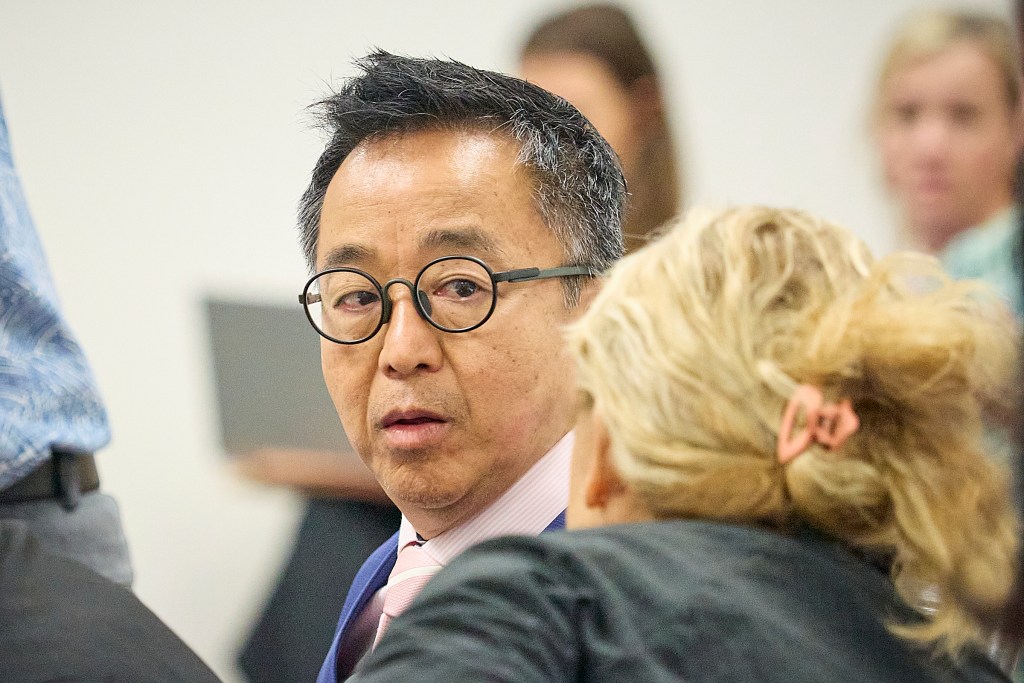 Glenn Wakai chats with Lynne DeCoite, before a committee hear for the financing of Bills (David Croxford/Civil Beat/2024)