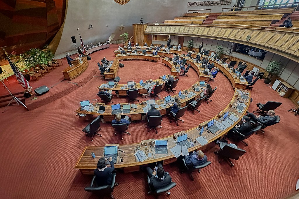 Members of the House debate the bills that came before them in this final session before the season ends, photographed May 1st, 2024. (David Croxford/Civil Beat/2024)