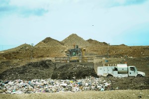 Shredded auto waste covers rubbish at Waste Management’s Waimanalo Gulch Sanitary Landfill during a City and County of Honolulu Refuse Division’s Tour de Trash Wednesday, Aug. 28, 2024, in Kapolei. The tour follows the journey of Oahu residents and visitors’ rubbish, recyclable items and compostable/green waste take through the collection and disposal process. (Kevin Fujii/Civil Beat/2024)