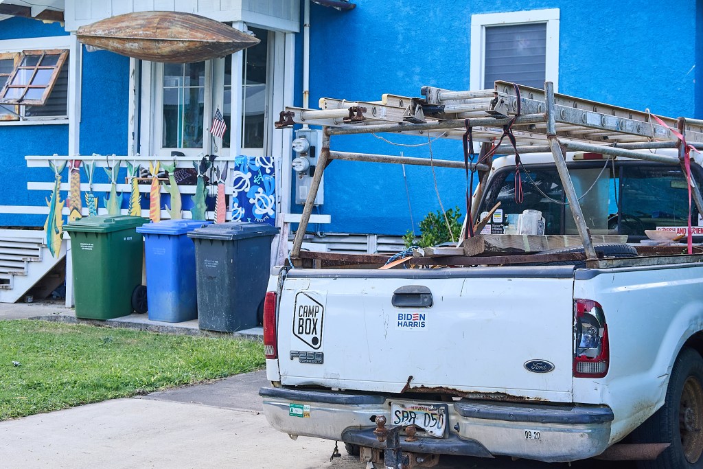 Ryan Wesley Routh, the man presently in Secret Service custody for attempting to assassinate former president Donald Trump, reportedly owed the property at 51-344 Kamehameha Highway (Blue building) in Kaaawa and worked at a property at 48-228 Kamehameha Hwy. A truck sits on the driveway of the residence and has a flat rear tire and a Biden/Harris sticker on the tailgate.(David Croxford/Civil Beat/2024)