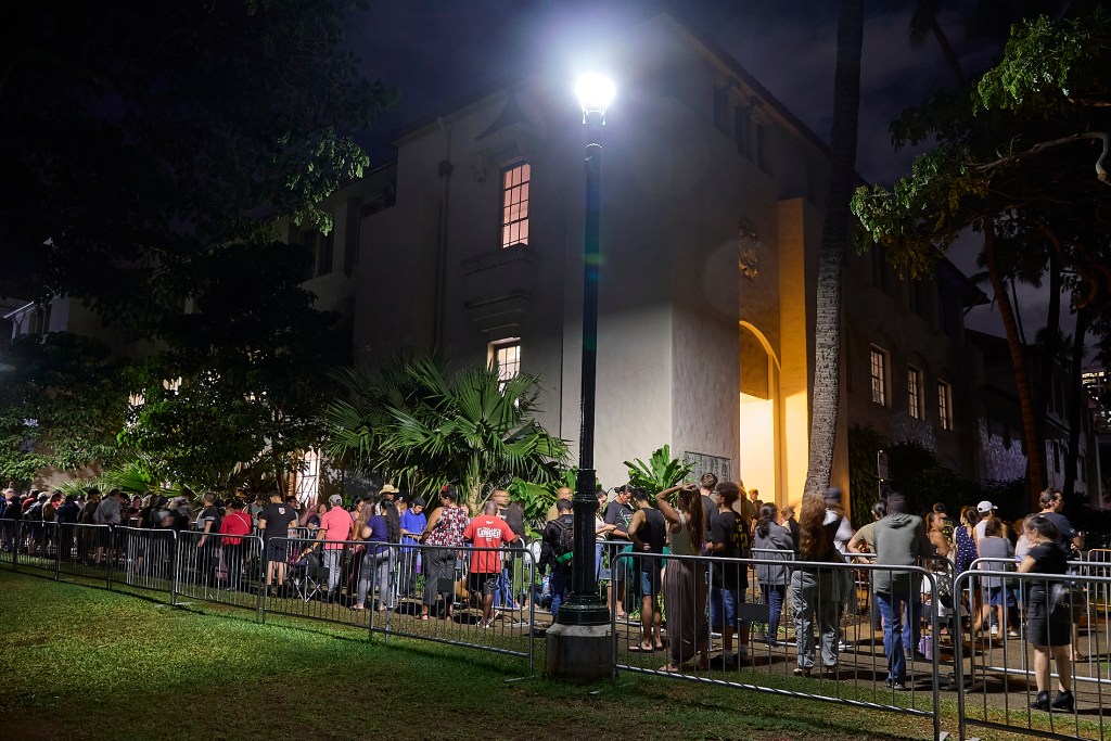 After a full twelve hours of voting the line to cast a vote at one of only two locations on Oahu that remained open, stretched around Honolulu Hale and out toward the Fasi building. (David Croxford/Civil Beat/2024)