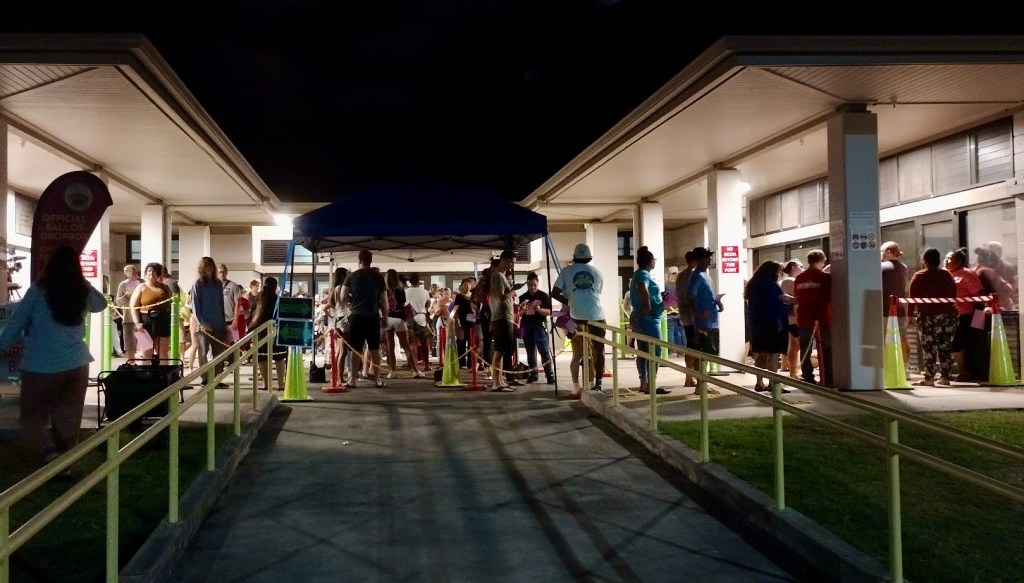 Maui voters were standing in long lines to cast their ballots Tuesday evening at the voter service center at the Velma McWayne Santos Community Center in Wailuku. (Léo Azambuja/Civil Beat/2024)