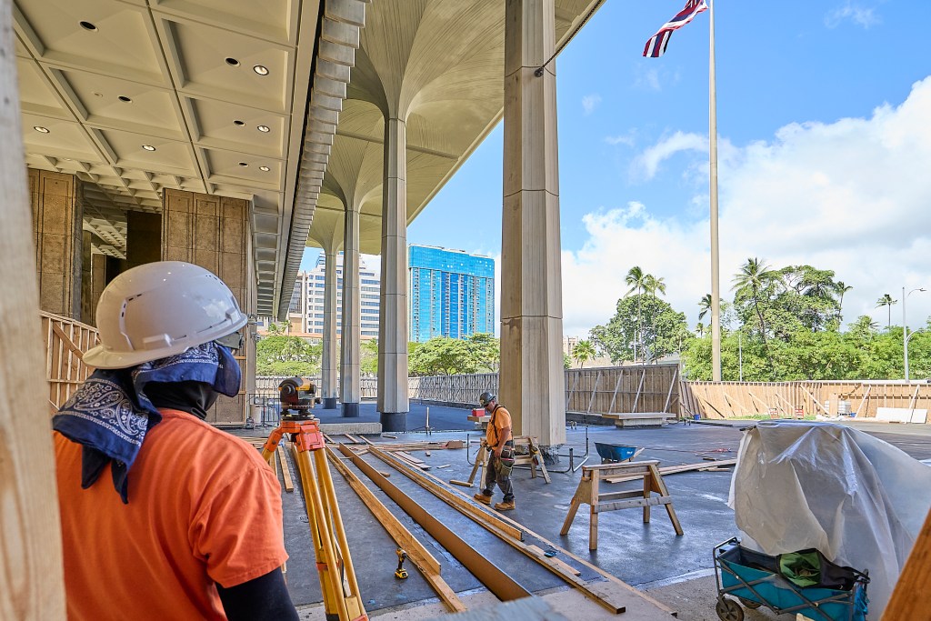 Have you been wondering what’s been going on behind all that construction fencing surrounding the Hawaii State Capital?  The “Square Building” is undergoing repairs and needs more than are presently planned. Costs in the $20M have been floated with an estimated construction time of 2 years. Here’s what’s happening where the pools used to be(David Croxford/Civil Beat/2025)