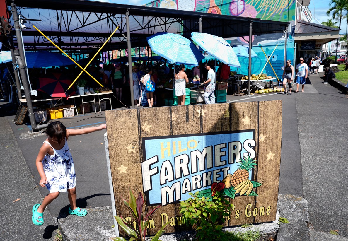 A day at the Hilo Farmer’s Market Saturday, May 31, 2025, in Hilo. The bi-weekly outdoor market hosts up to 200 vendors selling artisanal crafts, foods and produce. (Kevin Fujii/Civil Beat/2025)