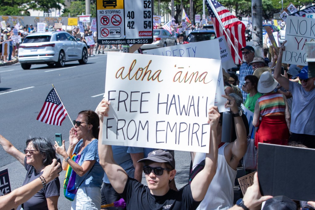 No Kings protests island style rebranded No Dictators to better represent local identity. (Leilani Combs/Civil Beat/2025)