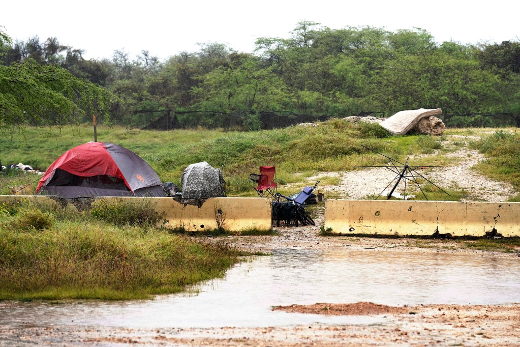 Rain begins to fall as a third Kona Low arrives on Oʻahu at Haubush (One‘ula Beach Park) Tuesday, April 7, 2026, in ʻEwa Beach. (Kevin Fujii/Civil Beat/2026)