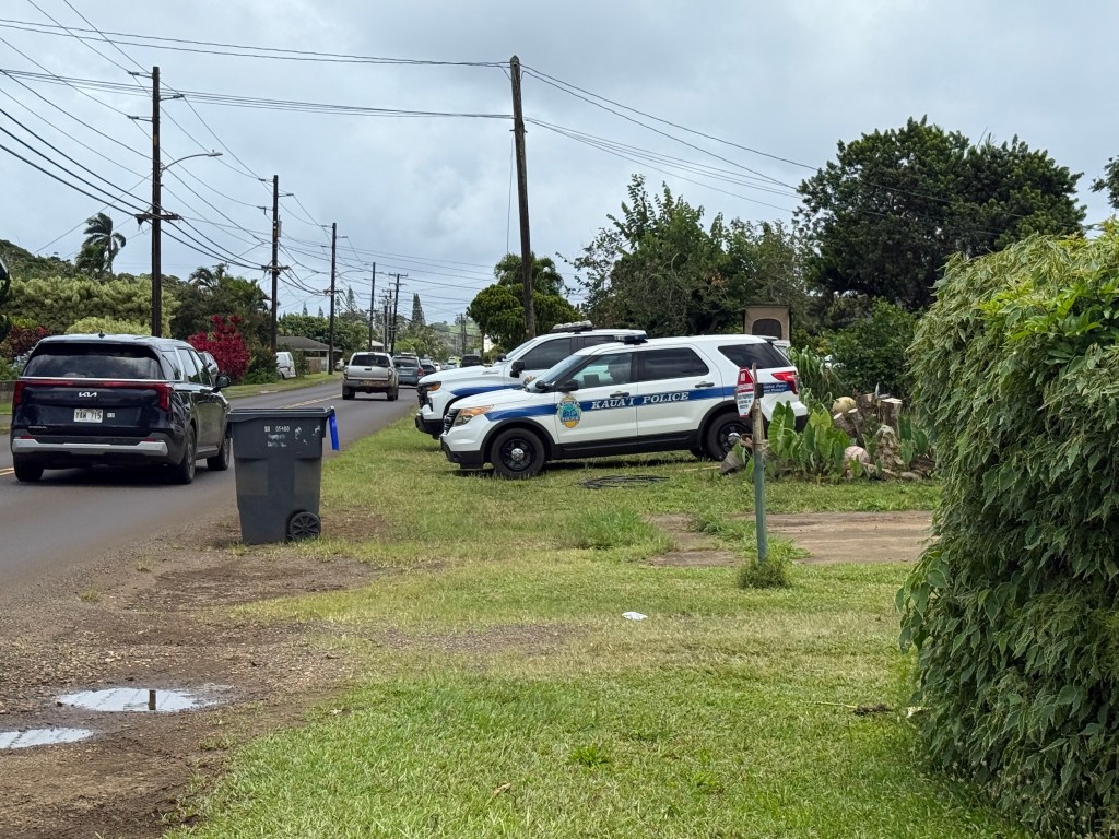 Two Kaua‘i police cars sit along Kīlauea Road.